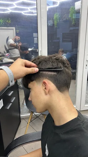 Interiorul AD Barbershop din Târgu Jiu, client la tuns