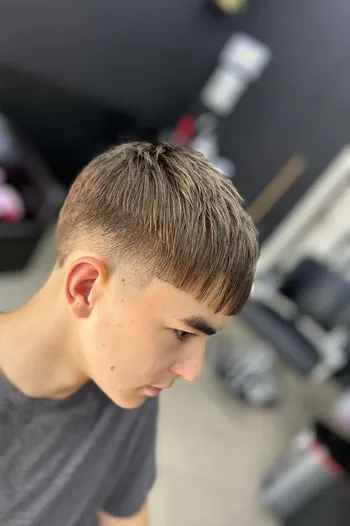 Tunsoare cu breton texturat și laterale scurte, AD Barbershop Târgu Jiu