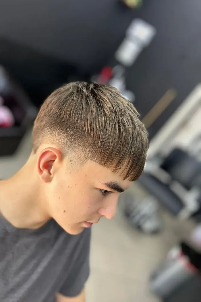 Tuns bărbătesc modern Târgu Jiu — Barber Alex